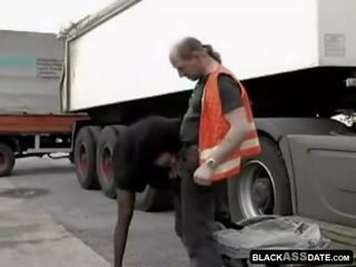 Zwart streetwalker rijden op rijpere truck driver buiten