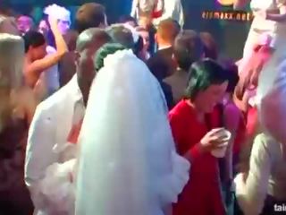 Marvellous виявилося на brides смоктати великий крани в публічний