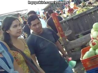 Hq bista mula sa ilalim ng palda ng bata magkasintahan