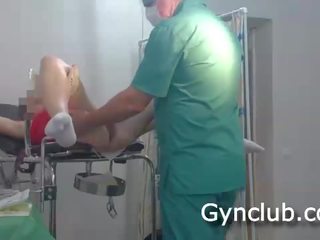 Examination na the gynekologický židle na a dildo a a vibrátor (04)