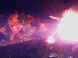 Пізно ніч bonfire трахання